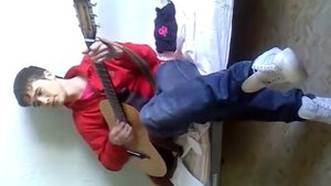 Классно парень поет под гитару-Стоп музыка