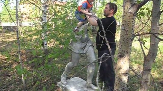 Странная скульптура в парке, где голубые ели ) D )Печора) смотреть онлайн