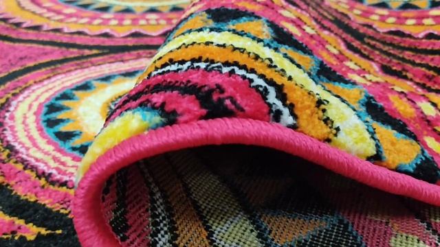 Красочный яркий красный ковер смотреть онлайн