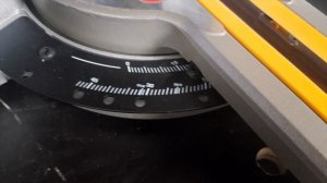 DEWALT DWS774  - SCIE À ONGLET RADIALE (en français)