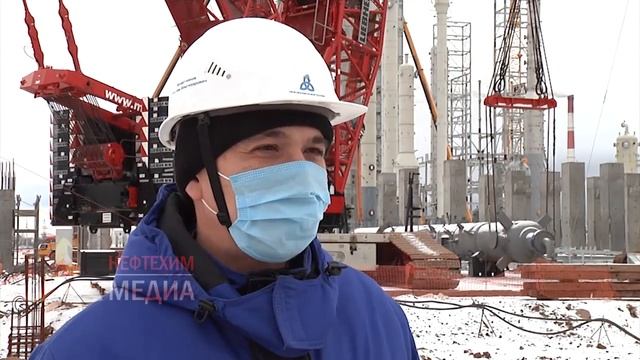 Реактор длиной 27 метров установили на строительной площадке ЭП-600. смотреть онлайн