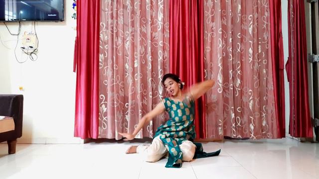 Apsara Aali Dance | Marathi Dance Cover | Natrang | (Sitting Dance) | Sonali Kulkarni |Ajay-Atul смотреть онлайн