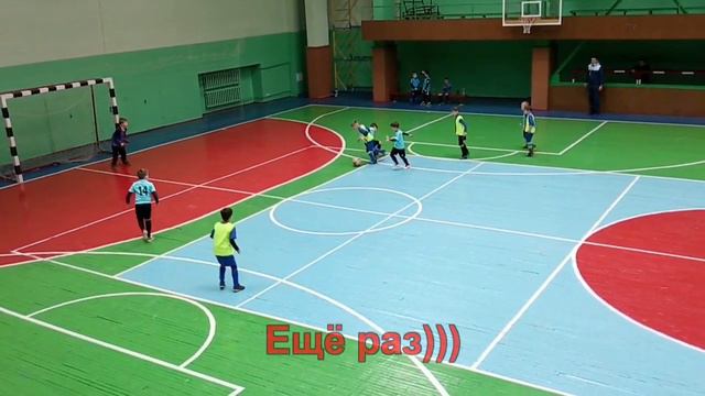 Не можем играть ногами - будем держать руками! ((( смотреть онлайн