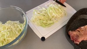 Капуста тушеная с грибами и мясом все делаем в духовке за считанные минуты (едим и худеем)