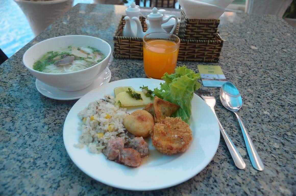 завтрак и бассейн в гостинице Olympic, Начанг, Вьетнам, сентябрь 2015