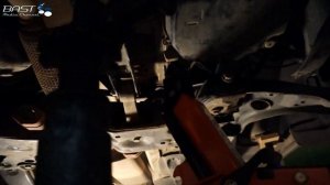 Замена левого рычага на POLO Sedan с АКПП. Домкратим коробку и двигатель, снимаем опору автомата