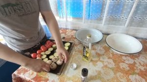 Овощи и шампиньоны на шампурах на мангале!