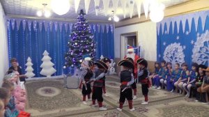 Танец пиратов на новогоднем утреннике 2016 в старшей группе.Восп. Леонтович С. В.