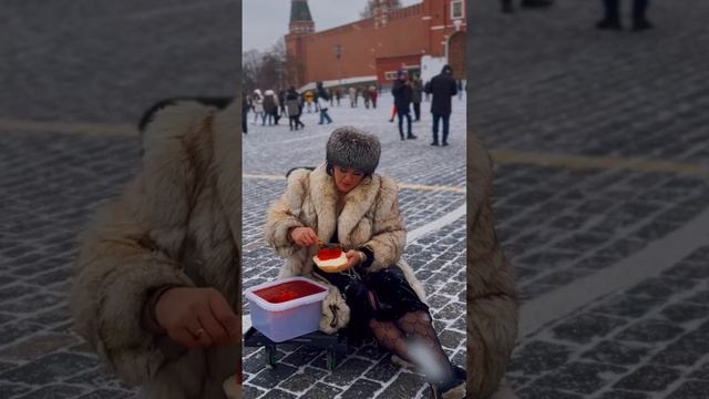 На Красной площади задержали женщину с 14 кг красной икры