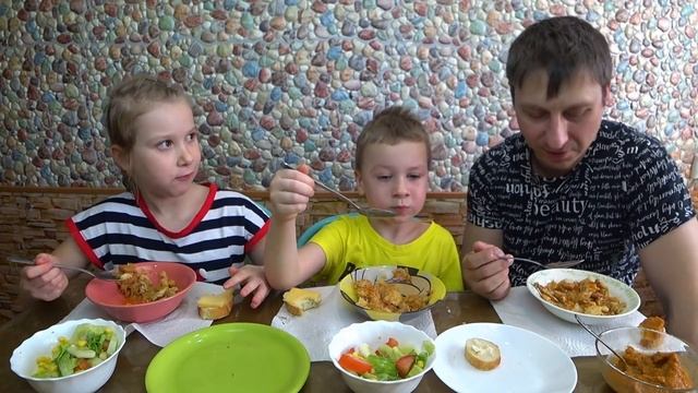 КУДА ПРОПАЛА МАМА? МУКБАНГ СОЛЯНКА И САЛАТ | WHERE DID MOM GO? MUKBANG SOLYANKA AND SALAD #мукбанг