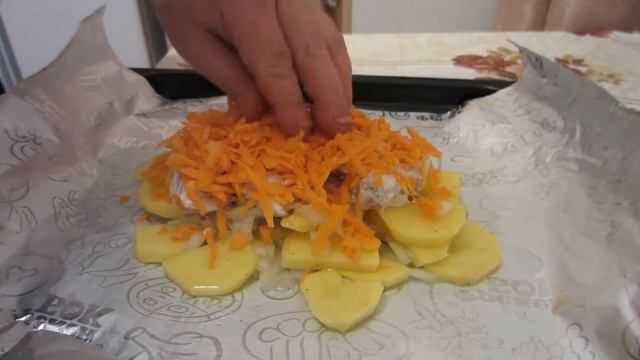 Рыба с картошкой в фольге, запеченная в духовке. смотреть онлайн