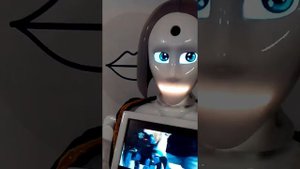 Робот Кики рассказывает анекдоты