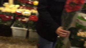 На Рижском рынке, покупаем цветы.