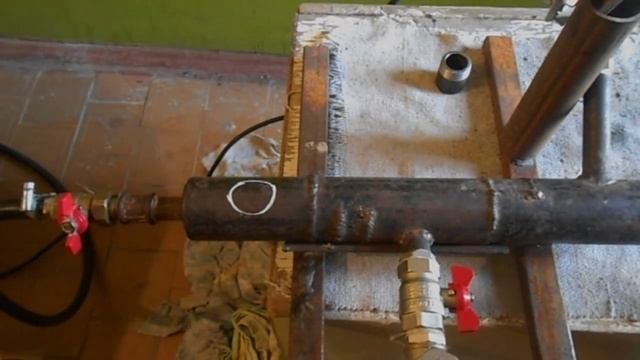 Врезка резьбы в трубу с водой (Часть 1_ вырезаем отверстие).mp4 смотреть онлайн