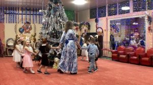 Хоровод «Пришла на праздник елочка»( М.Мишакова). Группа №12 "Цветики-семицветики"