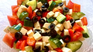 Греческий салат с брынзой. Очень вкусно и полезно.mp4