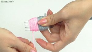 ? Елочная Игрушка - СЕРДЦЕ ИЗ ПОМПОНОВ с помощью вилки? Идеи поделок ? Как сделать сердечко из пряж