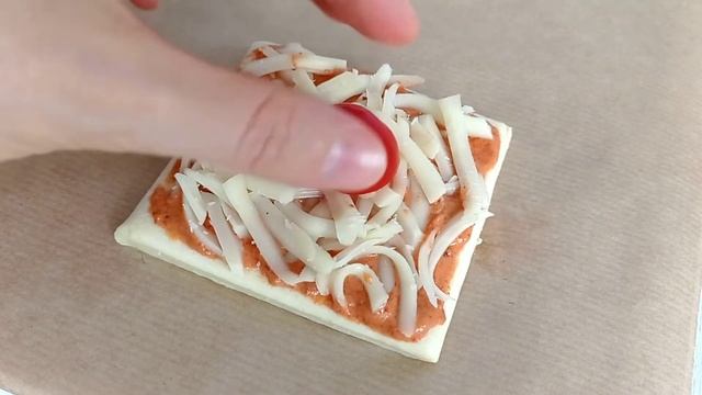 Мини пиццы из слоеного теста / Рецепт