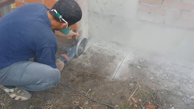 Как можно так работать? Нет защиты на глаза. Нарезка швов болгаркой (УШМ) Bosch GWS 24-230 LVI смотреть онлайн