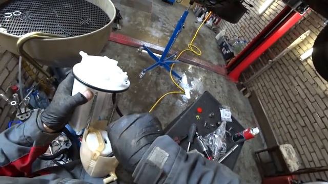 RAV-4 Замена топливного фильтра. смотреть онлайн