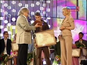 ВАЛЕРИЯ вручает приз Егору Сесареву. Новая волна 2010