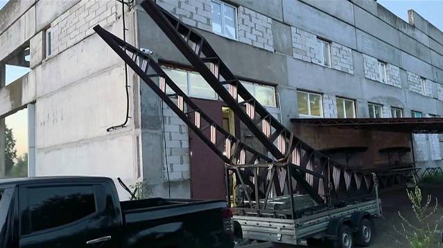 Двускатный навес с кровлей из поликарбоната к дому 9х8 от мастерской Спецкаркас