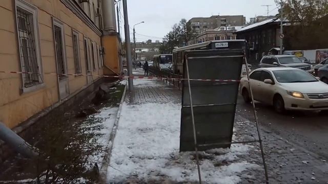 Коммунальщики чистят крыши от снега