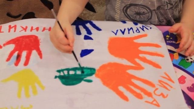 Подарок папе на 23 февраля своими руками. Раскрашиваем папину футболку.