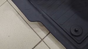 Вода  под резиновым  ковриком в  автомобиле. Почему?