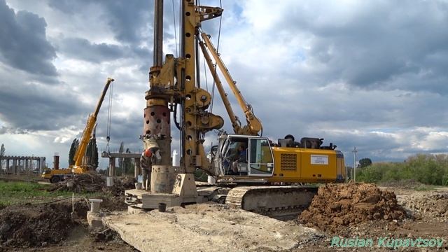 Bauer BG-28 бурение скважины под бнс для третьего моста в Волгодонске  часть 1.