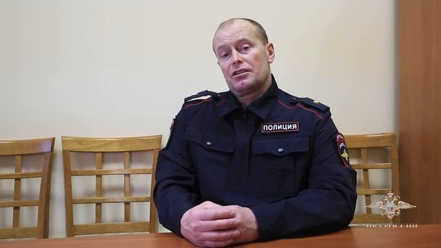 В Якутии полицейские и представители дорожной службы спасли из снежного плена двоих мужчин