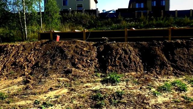 Фундамент на участке с перепадом высот. Как сэкономить на объеме бетона.