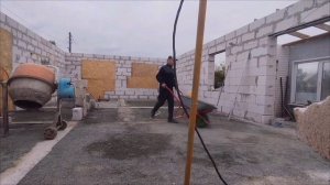 засыпаем полы в доме