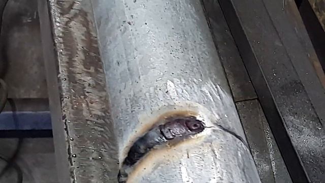 Электросварка труб. Как сварить 2 трубы своими руками новичку. Варим сварочный инвертором.