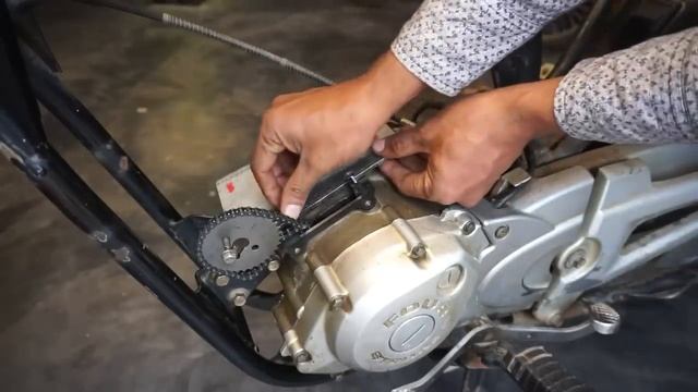 How Easy to convert a old petrol bike to electric Bike 50 km/h Using 750W Brushless Motor.... смотреть онлайн