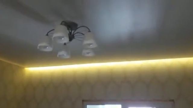 Двухуровневый натяжной потолок с диодной лентой по периметру верхнего уровня. Ул. Новаторов 8В смотреть онлайн