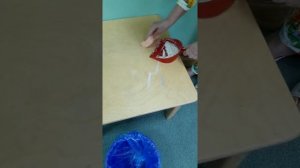 Убирание крошек со стола. От 2х лет.