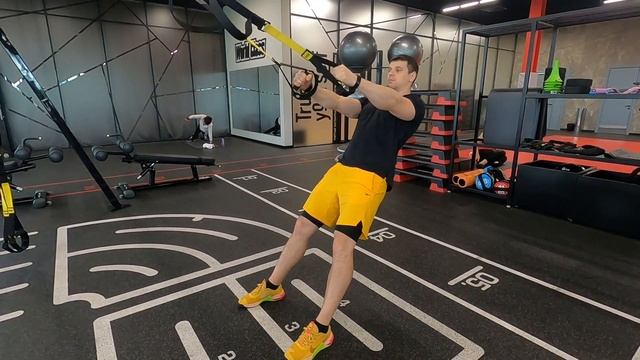 Совершенствуй свою силу: Горизонтальные подтягивания в петлях TRX!