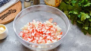 Крабовый салат с рисом и яблоком