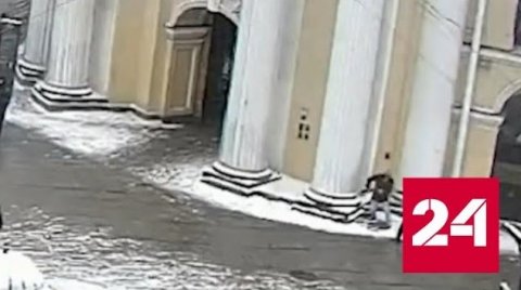 Сотрудник ОМОН вступил в схватку с вооруженным мужчиной в центре Петербурга - Россия 24 