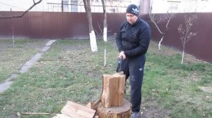 Fiskars X17 vs дубовая чурка