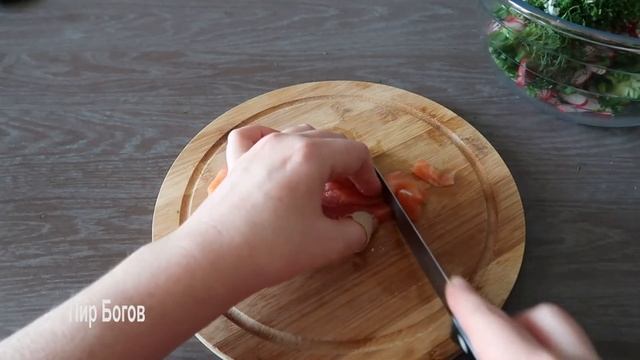 Салат со шпинатом, красной рыбой и редиской смотреть онлайн