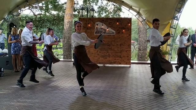 Заказать современные танцы на праздник, свадьбу и корпоратив - шоу танцующих официантов в Москве