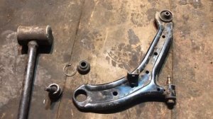 Снятие шаровой с переднего рычага на автомобиле Hyundai Accent Часть 2