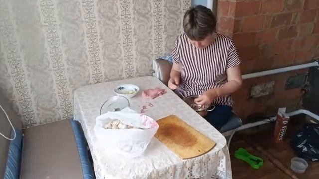 Сохраняем оставшийся чеснок // Перебираюсь на веранду //Жизнь в деревне // смотреть онлайн