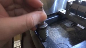 Нарезка металлического лезвия автомобильного ключа по личинке замка двери