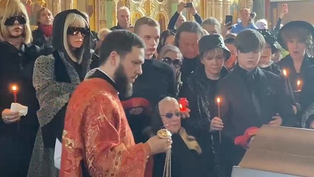 Татьяне Михалковой принесли стул на отпевании Вячеслава Зайцева