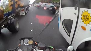 Автобус с неисправным дворником