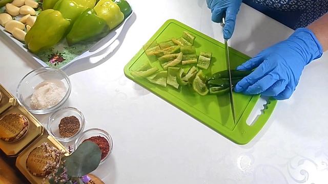 АРОМАТНАЯ АДЫГЕЙСКАЯ ЗЕЛЕНАЯ АДЖИКА. Делайте двойную порцию, придется делиться.Рецепт просто находк