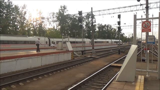 Вечернее движение поездов на Ленинградском вокзале. смотреть онлайн